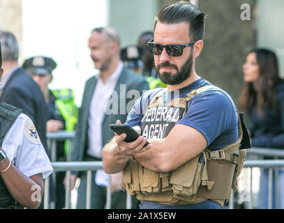 New York, 9/27/2019 : US agent fédéral vérifie son téléphone alors qu'à un poste de contrôle de la police à Manhattan lors d'ASSEMBLÉE GÉNÉRALE DES NATIONS UNIES. Banque D'Images