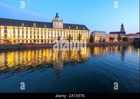 Bâtiment principal de l'Université de Wroclaw, Tour mathématique, soir, Wroclaw, Pologne Banque D'Images