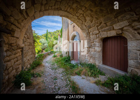 Oppède est une commune française, située dans le département de Vaucluse et la région Provence-Alpes-Côte d'Azur. Oppidum est le mot latin pour 'ville'. Banque D'Images