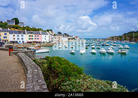 Les bateaux de plaisance amarrés dans le port de la ville de Sauzon sur Belle-Île-en-Mer Britannia France Europe avec façade portuaire maisons Banque D'Images