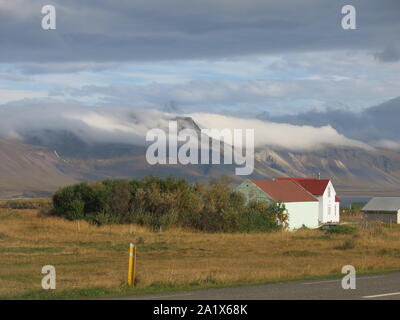 Le beau paysage du Parc National à Péninsule de Snæfellsnes avec le glacier, parées de volcan dormant Snaefellsjokull montagne dans la distance Banque D'Images