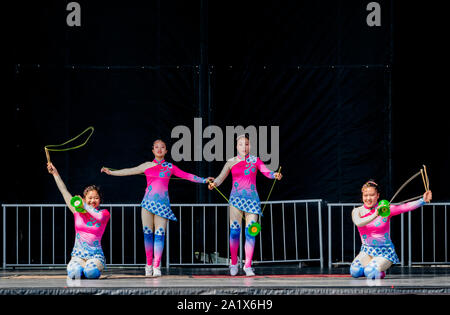 Doswell, Virginie, USA - Le 27 septembre 2019. Une troupe d'acrobates chinois effectuer sur la scène principale à la Virginia State Fair. Banque D'Images