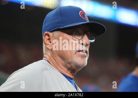 Chicago Cubs manager Joe Maddon regarde le dernier sorti du match contre les Cardinals de Saint-Louis au Busch Stadium de Saint-louis le samedi 28 septembre, 2019. Chicago a battu St Louis 8-6. Photo de BIll Greenblatt/UPI Banque D'Images