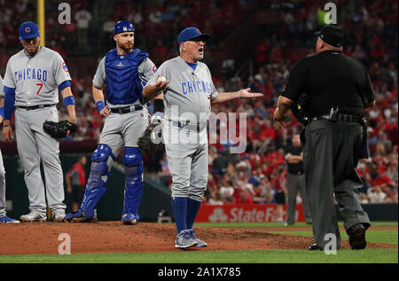 Chicago Cubs manager Joe Maddon a une discussion animée avec accueil arbitre Fieldin Culbreth dans la cinquième manche contre les Cardinals de Saint-Louis au Busch Stadium de Saint-louis le samedi 28 septembre, 2019. Chicago a battu St Louis 8-6. Photo de BIll Greenblatt/UPI Banque D'Images