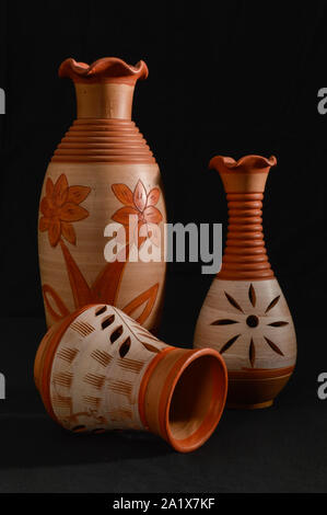 La vie toujours avec la main a peint et fait main pot rouge isolé sur le fond noir Banque D'Images