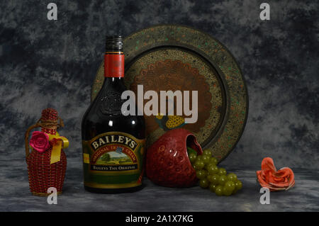 Nature morte avec raisins, Baileys, fleur isolé sur la toile de fond avec le travail d'art Banque D'Images