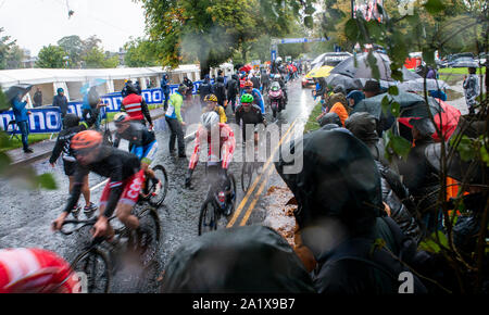 Fans de regarder les cyclistes passent dans Heavy Rain sur dernière journée de Championnats du Monde UCI, Harrogate, Royaume-Uni, le 29 septembre 2019 Banque D'Images