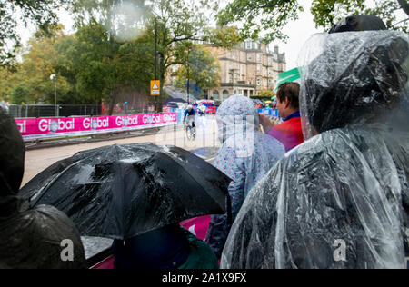 Fans de regarder les cyclistes passent dans Heavy Rain sur dernière journée de Championnats du Monde UCI, Harrogate, Royaume-Uni, le 29 septembre 2019 Banque D'Images