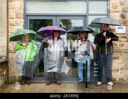 Se mettre à couvert des fans de heavy rain sur dernière journée de Championnats du Monde UCI, Harrogate, Royaume-Uni, le 29 septembre 2019 Banque D'Images