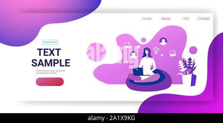 Femme freelancer assis sur fauteuil working on laptop missions social media network communication concept sketch horizontale pleine longueur copy space Illustration de Vecteur