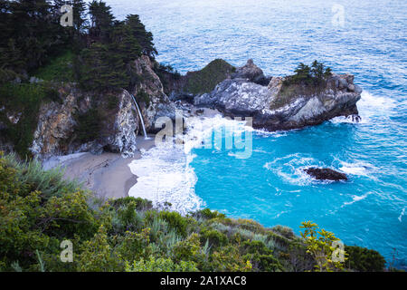 McWay Falls est une chute d'eau sur la côte de Big Sur en Californie centrale qui s'écoule l'année McWay Creek à Julia Pfeiffer Burns State Park. Tr Banque D'Images