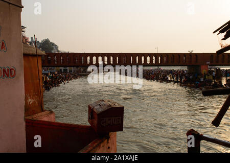 Foule lourde va prendre bain en rivière ganga dû à saavan festival à haridwar temple pont ciel. Banque D'Images