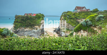 La chambre dans la mer est un bien, l'accès se fait sur un pont suspendu sur la plage de Towan à Newquay en Cornouailles, Angleterre, Royaume-Uni. Banque D'Images