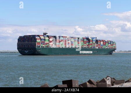 Le porte-conteneurs jamais donné atteint le port de Rotterdam le 3 juillet 2019. Banque D'Images