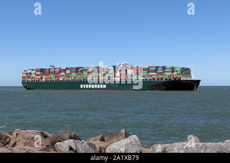 Le porte-conteneurs jamais donné atteint le port de Rotterdam le 3 juillet 2019. Banque D'Images