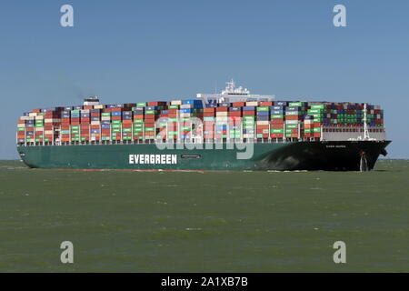 Le porte-conteneurs jamais donné atteint le port de Rotterdam le 3 juillet 2019. Banque D'Images