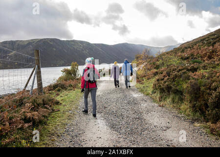 Balades autour de Loch Muick touristes dans le Royal Deeside, Aberdeenshire, Scotland, UK. Banque D'Images