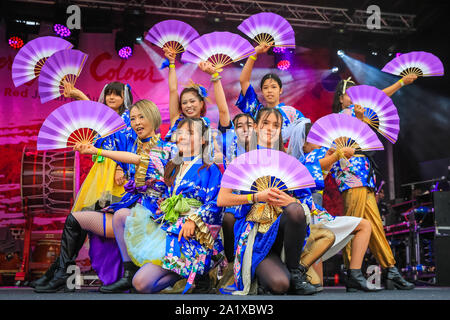 Londres, Royaume-Uni, le 29 septembre 2019. Membres de Brighton et Hove club japonais exécuter une danse à Ranbu Kyoki. Le Japon Matsuri Festival annuel a lieu à Trafalgar Square avec des spectacles colorés, art martial et un programme d'événements de la culture et de stands pour les visiteurs puissent en profiter. Banque D'Images