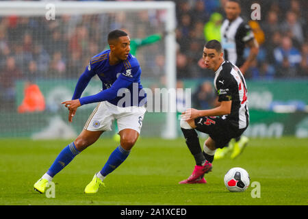 Leicester, Royaume-Uni. Sep 29, 2019. 29 septembre 2019 ; King Power Stadium, Leicester, Midlands, Angleterre ; English Premier League Football, Leicester City contre Newcastle United, Youri Tielemans de Leicester City faux-foots Miguel Almiron de Newcastle United - strictement usage éditorial uniquement. Pas d'utilisation non autorisée avec l'audio, vidéo, données, listes de luminaire, club ou la Ligue de logos ou services 'live'. En ligne De-match utilisation limitée à 120 images, aucune émulation. Aucune utilisation de pari, de jeux ou d'un club ou la ligue/player Crédit : publications Plus Sport Action Images/Alamy Live News Banque D'Images