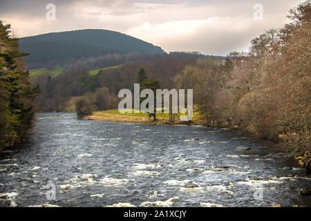 La rivière Dee. Ballater, Royal Deeside, Aberdeenshire, Scotland, UK. Le Parc National de Cairngorms. Banque D'Images