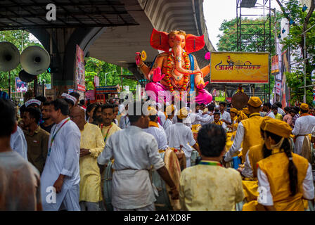 Mumbai, Inde - septembre 12,2019 : groupe de musique traditionnel qui participent avec des milliers de fidèles de soumissionner adieu au Seigneur Ganesha à Mumbai durant Gane Banque D'Images