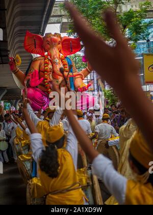 Mumbai, Inde - septembre 12,2019 : groupe de musique traditionnel qui participent avec des milliers de fidèles de soumissionner adieu au Seigneur Ganesha à Mumbai durant Gane Banque D'Images