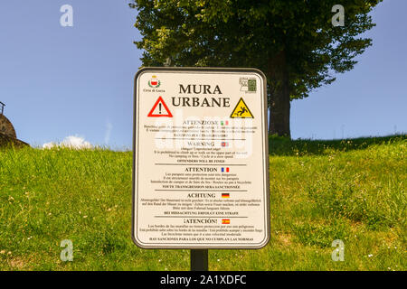 Panneau d'avertissement multilingue des murs de Lucca qui dit : "Attention ! Il est interdit de monter ou de marcher sur la partie supérieure du mur', Toscane, Italie Banque D'Images