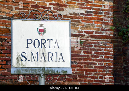 Close-up du nom signe de Porta Santa Maria (St Mary Gate), l'une des six portes de la ville antique, construite entre 1592 et 1594, Toscane, Italie Banque D'Images