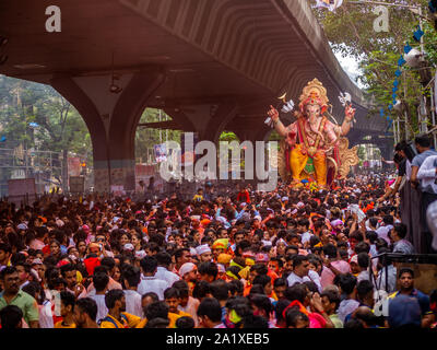 Mumbai, Inde - septembre 12,2019 : des milliers de fidèles bid adieu au plus grand Seigneur Ganesha Ganesha Visarjan pendant à Mumbai qui marque la fin d'e Banque D'Images