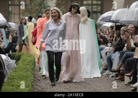 Paris, France. Sep 29, 2019. Paul & Joe designer Sophie Mechaly salue l'auditoire à la fin de la présentation de sa collection printemps-été 2020 Prêt-à-porter lors de la Fashion Week de Paris à Paris le dimanche 29 septembre 2019. Photo par Eco Clement/UPI UPI : Crédit/Alamy Live News Banque D'Images