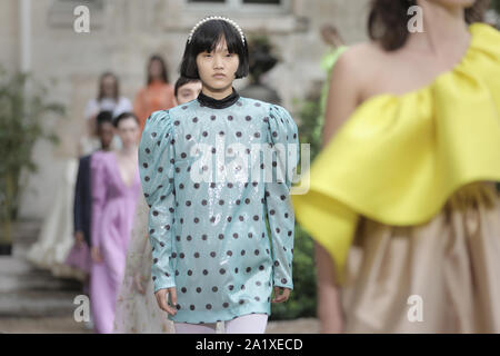 Paris, France. Sep 29, 2019. Un modèle tient à la passerelle au cours de Paul & Joe's show dans le cadre de la présentation de la collection printemps-été 2020 Prêt-à-porter lors de la Fashion Week de Paris à Paris le dimanche 29 septembre 2019. Photo par Eco Clement/UPI UPI : Crédit/Alamy Live News Banque D'Images