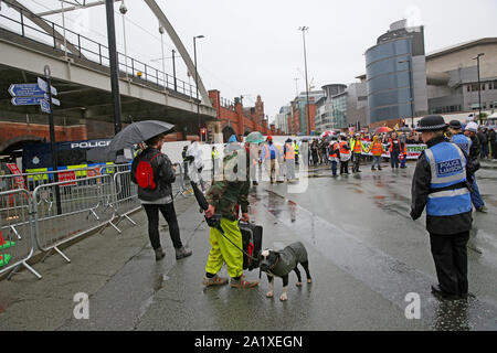Manchester, UK. 29 Septembre,2019.Un sans-abri et son chien sur les rues de la ville comme une protestation contre l'austérité les approches. Les manifestants sont descendus dans les rues de la ville comme le parti conservateur se prépare la Conférence de Manchester, Lancashire, Royaume-Uni. Crédit : Barbara Cook/Alamy Live News Banque D'Images