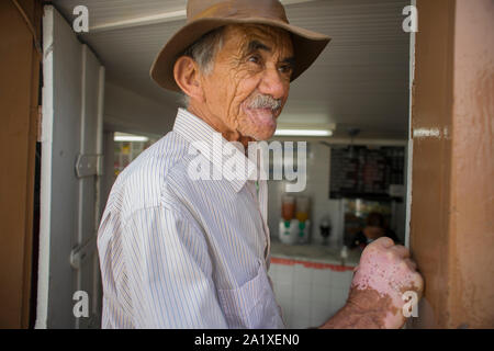 Diamantina, Minas Gerais, Brésil - 26 janvier, 2016 Pays : l'homme avec le vitiligo maladie dans la porte d'un bar traditionnel à l'écart de la rue Banque D'Images