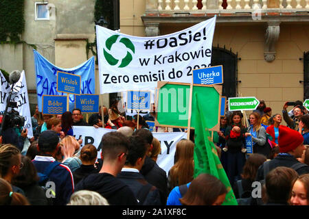 Des foules de poteaux traversé rues de la vieille ville de Cracovie, à une manifestation organisée dans le cadre du climat mondial grève, Cracovie le 27 septembre 2019 en Banque D'Images