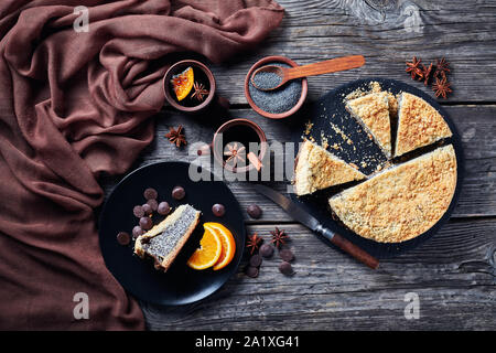 Vue de dessus de graines de pavot Gâteau au fromage délicieux Crumble servi avec des tranches d'orange et café sur une table en bois rustique, vue horizontale à partir de ci-dessus, fl Banque D'Images