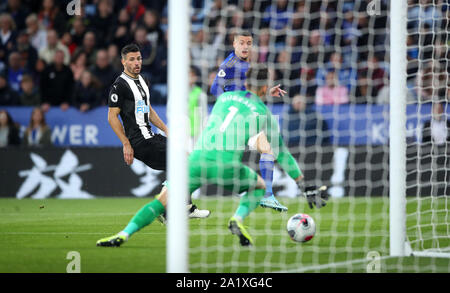 Leicester City's Jamie Vardy (à droite) marque son deuxième but de côtés du jeu pendant la Premier League match à la King Power Stadium, Leicester. Banque D'Images