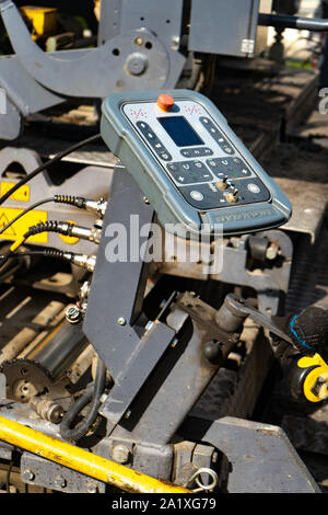 Région de Tcheliabinsk, Russie - août 2019. Le pavé de commande. La réparation des routes. Le pavage d'asphalte. La pose d'une nouvelle couche d'asphalte Banque D'Images