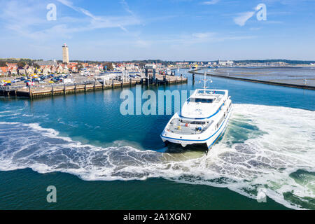 Pays-bas, Terschelling - Aug 25, 2019 : Catamaran Mme Tiger quitte le port de West-Terschelling West Frisian Islands, sur sa façon de port néerlandais de Har Banque D'Images