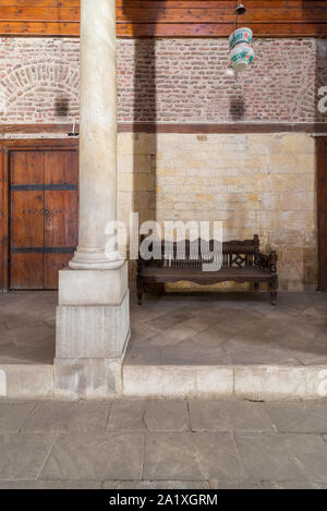 Mur de briques en pierre et en bois de table à la salle principale de l'époque mamelouke historique Beshtak Palace - Qasr Bashtak, situé dans Bayn al-Qasrayn - entre les deux palais - salon, Muizz Street, Le Caire, Egypte Banque D'Images