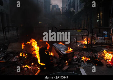 Hong Kong, Chine. Sep 29, 2019. Les manifestants ont mis le feu près de Wan Chai district pendant l'Anti-Totalitarianism Mars. Près de quatre mois entre manifestations Hongkongais et la police anti-émeute se poursuit et les conflits à venir de l'escalade le 70e anniversaire de la fondation de la Chine communiste. Credit : Keith Tsuji/ZUMA/Alamy Fil Live News Banque D'Images