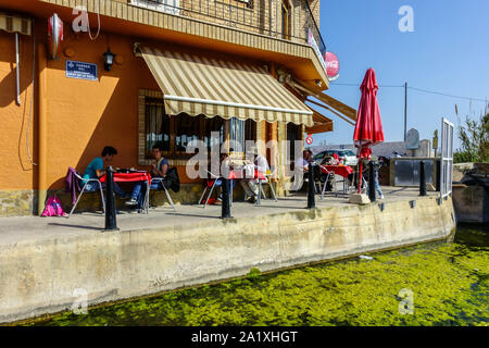 Espagne Albufera de Valence, les gens mangent dans de nombreux restaurants, bars à tapas à canal d'eau dans le village de El Palmar, parc naturel de s'Albufera Banque D'Images