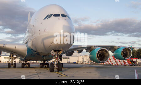 Glasgow, Royaume-Uni. 28 septembre 2019. Sur la photo : Hi Fly Super Jumbo Airbus A380-800 sur le tarmac en attendant le plein avant d'aller chercher plus de passagers abandonnés. À la suite de l'effondrement immédiat de l'agence de voyage Thomas Cook, l'opération Matterhorn est toujours plein à l'aéroport de Glasgow. La prise de mise en fourrière et Thomas Cook avions ont été transférés dans un quartier calme de l'aérodrome pour faire place à la grande flotte corps nécessaires pour l'opération Matterhorn. Colin Fisher/CDFIMAGES.COM Banque D'Images