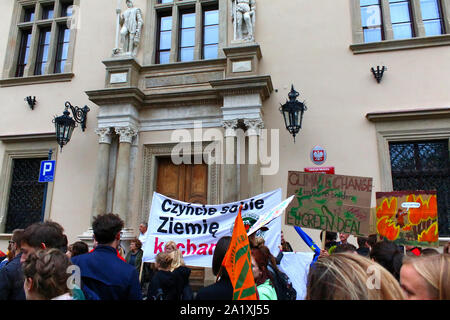 Des foules de poteaux traversé rues de la vieille ville de Cracovie, à une manifestation organisée dans le cadre du climat mondial grève, Cracovie le 27 septembre 2019 en Banque D'Images