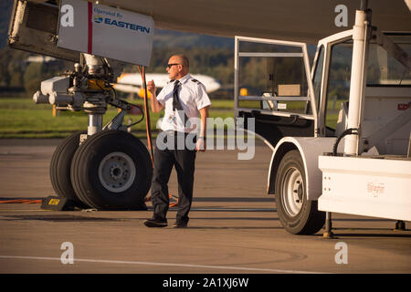 Glasgow, Royaume-Uni. 28 septembre 2019. Sur la photo : vu de l'équipage sur le tarmac après leur débarquement Boeing 767-300 de l'est juste après l'atterrissage. À la suite de l'effondrement immédiat de l'agence de voyage Thomas Cook, l'opération Matterhorn est toujours plein à l'aéroport de Glasgow. La prise de mise en fourrière et Thomas Cook avions ont été transférés dans un quartier calme de l'aérodrome pour faire place à la grande flotte corps nécessaires pour l'opération Matterhorn. Colin Fisher/CDFIMAGES.COM Banque D'Images