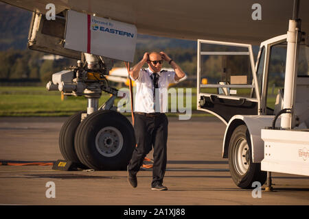 Glasgow, Royaume-Uni. 28 septembre 2019. Sur la photo : vu de l'équipage sur le tarmac après leur débarquement Boeing 767-300 de l'est juste après l'atterrissage. À la suite de l'effondrement immédiat de l'agence de voyage Thomas Cook, l'opération Matterhorn est toujours plein à l'aéroport de Glasgow. La prise de mise en fourrière et Thomas Cook avions ont été transférés dans un quartier calme de l'aérodrome pour faire place à la grande flotte corps nécessaires pour l'opération Matterhorn. Colin Fisher/CDFIMAGES.COM Banque D'Images