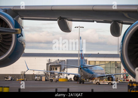 Glasgow, Royaume-Uni. 28 septembre 2019. Sur la photo : un Boeing 737 TUI est vu dans l'arrière-plan sous la gigantesque aile d'une mouche Hi Airbus A380-800 Super Jumbo qui a été utilisé pour l'opération Matterhorn. À la suite de l'effondrement immédiat de l'agence de voyage Thomas Cook, l'opération Matterhorn est toujours plein à l'aéroport de Glasgow. La prise de mise en fourrière et Thomas Cook avions ont été transférés dans un quartier calme de l'aérodrome pour faire place à la grande flotte corps nécessaires pour l'opération Matterhorn. Colin Fisher/CDFIMAGES.COM Banque D'Images