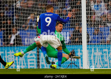 Leicester, Royaume-Uni. Sep 29, 2019. 29 septembre 2019 ; King Power Stadium, Leicester, Midlands, Angleterre ; English Premier League Football, Leicester City contre Newcastle United ; Jamie Vardy de Leicester City met la balle passé Rob Elliot de Newcastle United pour un but après 64 minutes (4-0) - utilisation éditoriale strictement seulement. Pas d'utilisation non autorisée avec l'audio, vidéo, données, listes de luminaire, club ou la Ligue de logos ou services 'live'. En ligne De-match utilisation limitée à 120 images, aucune émulation. Aucune utilisation de pari, de jeux ou d'un club ou la ligue/player Crédit : publications Plus Sport Action Images/Alamy Live News Banque D'Images