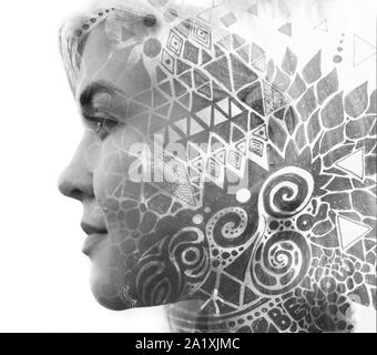 Paintography. Double Exposure of woman's profile dissolvant en formes et symboles, noir et blanc Banque D'Images