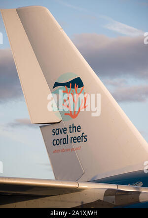 Glasgow, Royaume-Uni. 28 septembre 2019. Sur la photo : Hi Fly Super Jumbo Airbus A380-800 sur le tarmac en attendant le plein avant d'aller chercher plus de passagers abandonnés. À la suite de l'effondrement immédiat de l'agence de voyage Thomas Cook, l'opération Matterhorn est toujours plein à l'aéroport de Glasgow. La prise de mise en fourrière et Thomas Cook avions ont été transférés dans un quartier calme de l'aérodrome pour faire place à la grande flotte corps nécessaires pour l'opération Matterhorn. Colin Fisher/CDFIMAGES.COM Banque D'Images