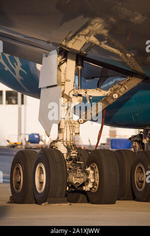 Glasgow, Royaume-Uni. 28 septembre 2019. Sur la photo : Hi Fly Super Jumbo Airbus A380-800 sur le tarmac en attendant le plein avant d'aller chercher plus de passagers abandonnés. À la suite de l'effondrement immédiat de l'agence de voyage Thomas Cook, l'opération Matterhorn est toujours plein à l'aéroport de Glasgow. La prise de mise en fourrière et Thomas Cook avions ont été transférés dans un quartier calme de l'aérodrome pour faire place à la grande flotte corps nécessaires pour l'opération Matterhorn. Colin Fisher/CDFIMAGES.COM Banque D'Images